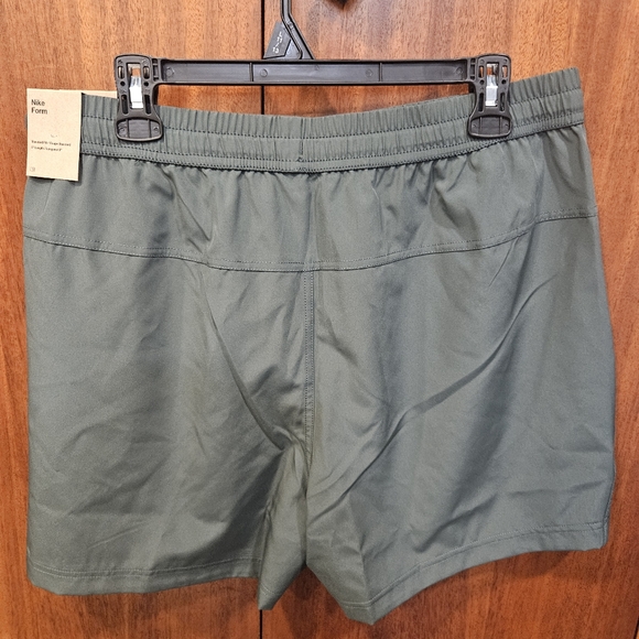 Nike Men's Dri-FIT Form Unlined Shorts 5 in Large Vintage Green - Picture 2 of 4